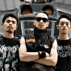 收听 TRIANGULATED、观看音乐视频、阅读小传、查看巡演日期等 ！