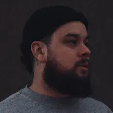 Hör dir elias an, schau dir Musikvideos an, lies die Biografie, finde Tourdaten und mehr!