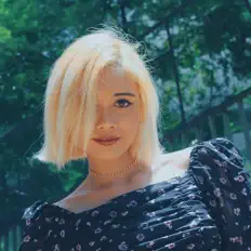 聆聽 Airinna Namara、觀看音樂影片、閱讀小傳、查看巡演日期等！