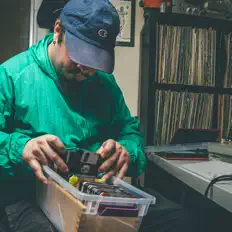 聆聽 Swell Fellow、觀看音樂影片、閱讀小傳、查看巡演日期等！