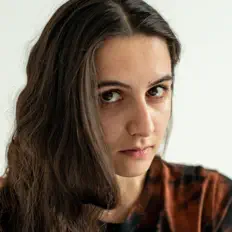 Poslechněte si interpreta Nika Benami, sledujte hudební videa, přečtěte si životopis, podívejte se na data turné a další informace.