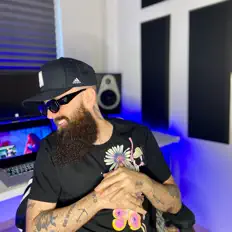 Poslechněte si interpreta Akhila Beats, sledujte hudební videa, přečtěte si životopis, podívejte se na data turné a další informace.