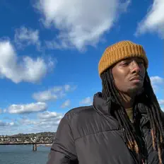 Hör dir Fitit an, schau dir Musikvideos an, lies die Biografie, finde Tourdaten und mehr!