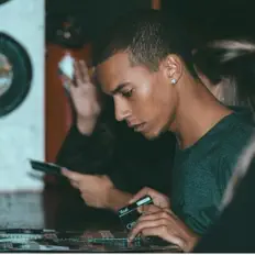 Posłuchaj wykonawcy Pardo Zica, obejrzyj teledyski, przeczytaj biografię, zobacz daty tras koncertowych i nie tylko!