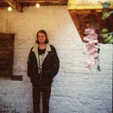 Écoutez Spouses, regardez des vidéoclips, lisez la biographie, consultez les dates de tournée et plus encore !