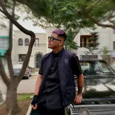 聆聽 Bucledd、觀看音樂影片、閱讀小傳、查看巡演日期等！