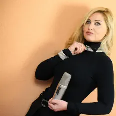 Rosita을(를) 듣고, 뮤직 비디오를 보고, 약력을 읽고, 투어 일정 등을 확인하세요!