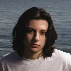 Poslechněte si interpreta errepe, sledujte hudební videa, přečtěte si životopis, podívejte se na data turné a další informace.