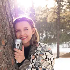 Sara Van Hecke सुनें, म्यूज़िक वीडियो देखें, बायो पढ़ें, दौरे की तारीखें और बहुत कुछ देखें!
