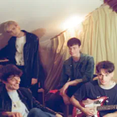 The Year in Pictures सुनें, म्यूज़िक वीडियो देखें, बायो पढ़ें, दौरे की तारीखें और बहुत कुछ देखें!