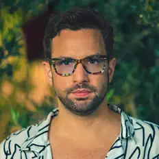 Hör dir aamii an, schau dir Musikvideos an, lies die Biografie, finde Tourdaten und mehr!