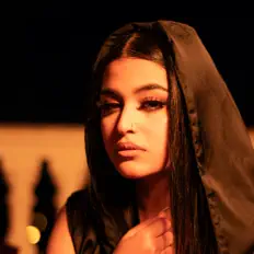 Monikaを聴いたり、ミュージックビデオを鑑賞したり、経歴やツアー日程などを確認したりしましょう！