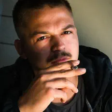 Poslechněte si interpreta Loïc, sledujte hudební videa, přečtěte si životopis, podívejte se na data turné a další informace.