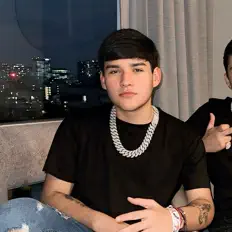 La 2002 Musicを聴いたり、ミュージックビデオを鑑賞したり、経歴やツアー日程などを確認したりしましょう！