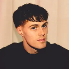 Ascolta ROSE., guarda video musicali, leggi la biografia, vedi le date del tour & altro!