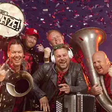 Hör dir Wir Sind Spitze! an, schau dir Musikvideos an, lies die Biografie, finde Tourdaten und mehr!