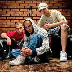 Ascolta Camuflaj, guarda video musicali, leggi la biografia, vedi le date del tour & altro!