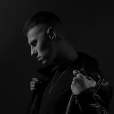 聆聽 Pollary Kid、觀看音樂影片、閱讀小傳、查看巡演日期等！
