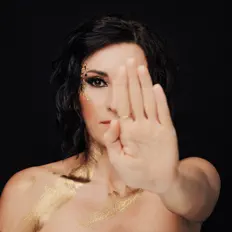 Escucha a Qtzora, mira videos musicales, lee su biografía, consulta las fechas de las gira y más.