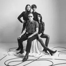 聆聽 The Underground Youth、觀看音樂影片、閱讀小傳、查看巡演日期等！