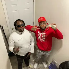 BGM을(를) 듣고, 뮤직 비디오를 보고, 약력을 읽고, 투어 일정 등을 확인하세요!