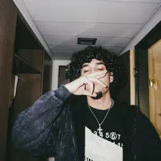 Hör dir C3WAYS an, schau dir Musikvideos an, lies die Biografie, finde Tourdaten und mehr!