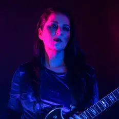 Escucha a SITARA, mira videos musicales, lee su biografía, consulta las fechas de las gira y más.