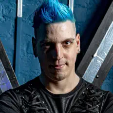 Posłuchaj wykonawcy Envo, obejrzyj teledyski, przeczytaj biografię, zobacz daty tras koncertowych i nie tylko!