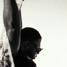 收听 CODEE、观看音乐视频、阅读小传、查看巡演日期等 ！