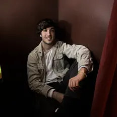 Vuelinを聴いたり、ミュージックビデオを鑑賞したり、経歴やツアー日程などを確認したりしましょう！