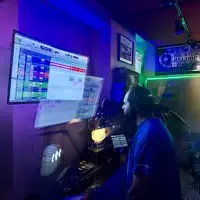 Ouve undefined, vê vídeos de música, lê a biografia, vê as datas da digressão e muito mais!
