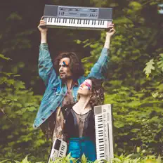 Poslechněte si interpreta Girls Without Phones, sledujte hudební videa, přečtěte si životopis, podívejte se na data turné a další informace.