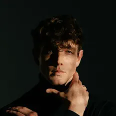 聆聽 Alain Rine、觀看音樂影片、閱讀小傳、查看巡演日期等！
