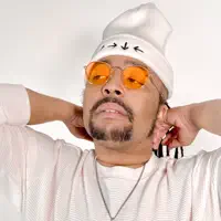 Ascolta undefined, guarda video musicali, leggi la biografia, vedi le date del tour & altro!