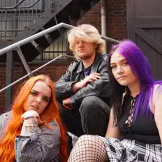 Posłuchaj wykonawcy E-PO, obejrzyj teledyski, przeczytaj biografię, zobacz daty tras koncertowych i nie tylko!