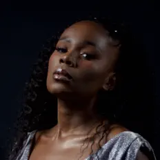 Écoutez Khanyi, regardez des vidéoclips, lisez la biographie, consultez les dates de tournée et plus encore !