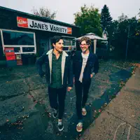 Escucha a undefined, mira videos musicales, lee su biografía, consulta las fechas de las gira y más.