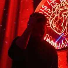 Djengaを聴いたり、ミュージックビデオを鑑賞したり、経歴やツアー日程などを確認したりしましょう！
