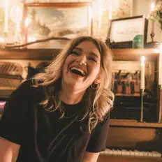 Dengarkan Julie Katherine, tonton video musik, baca bio, lihat tanggal tur & lainnya!