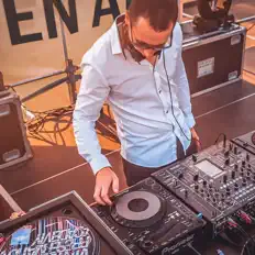 聆聽 Dmitry Alexandrov、觀看音樂影片、閱讀小傳、查看巡演日期等！