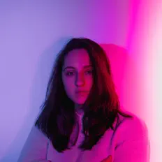 KAYA Vを聴いたり、ミュージックビデオを鑑賞したり、経歴やツアー日程などを確認したりしましょう！