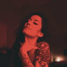 Ascolta Luci, guarda video musicali, leggi la biografia, vedi le date del tour & altro!
