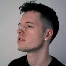 phlwestを聴いたり、ミュージックビデオを鑑賞したり、経歴やツアー日程などを確認したりしましょう！