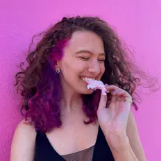 Poslechněte si interpreta Ilana Degann, sledujte hudební videa, přečtěte si životopis, podívejte se na data turné a další informace.