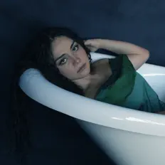 Dengarkan Si Belle, tonton video musik, baca bio, lihat tanggal tur & lainnya!