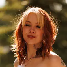 Escucha a Daynah Hansen, mira videos musicales, lee su biografía, consulta las fechas de las gira y más.