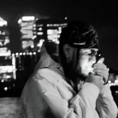 Poslechněte si interpreta Reno, sledujte hudební videa, přečtěte si životopis, podívejte se na data turné a další informace.