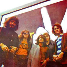 Dengarkan The Valentines, tonton video musik, baca bio, lihat tanggal tur & lainnya!