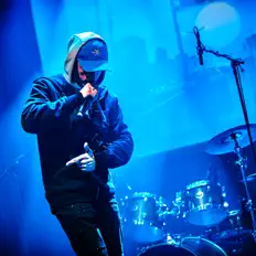 Hör dir Dwaze an, schau dir Musikvideos an, lies die Biografie, finde Tourdaten und mehr!