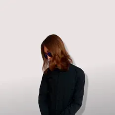 聆聽 pmyka、觀看音樂影片、閱讀小傳、查看巡演日期等！